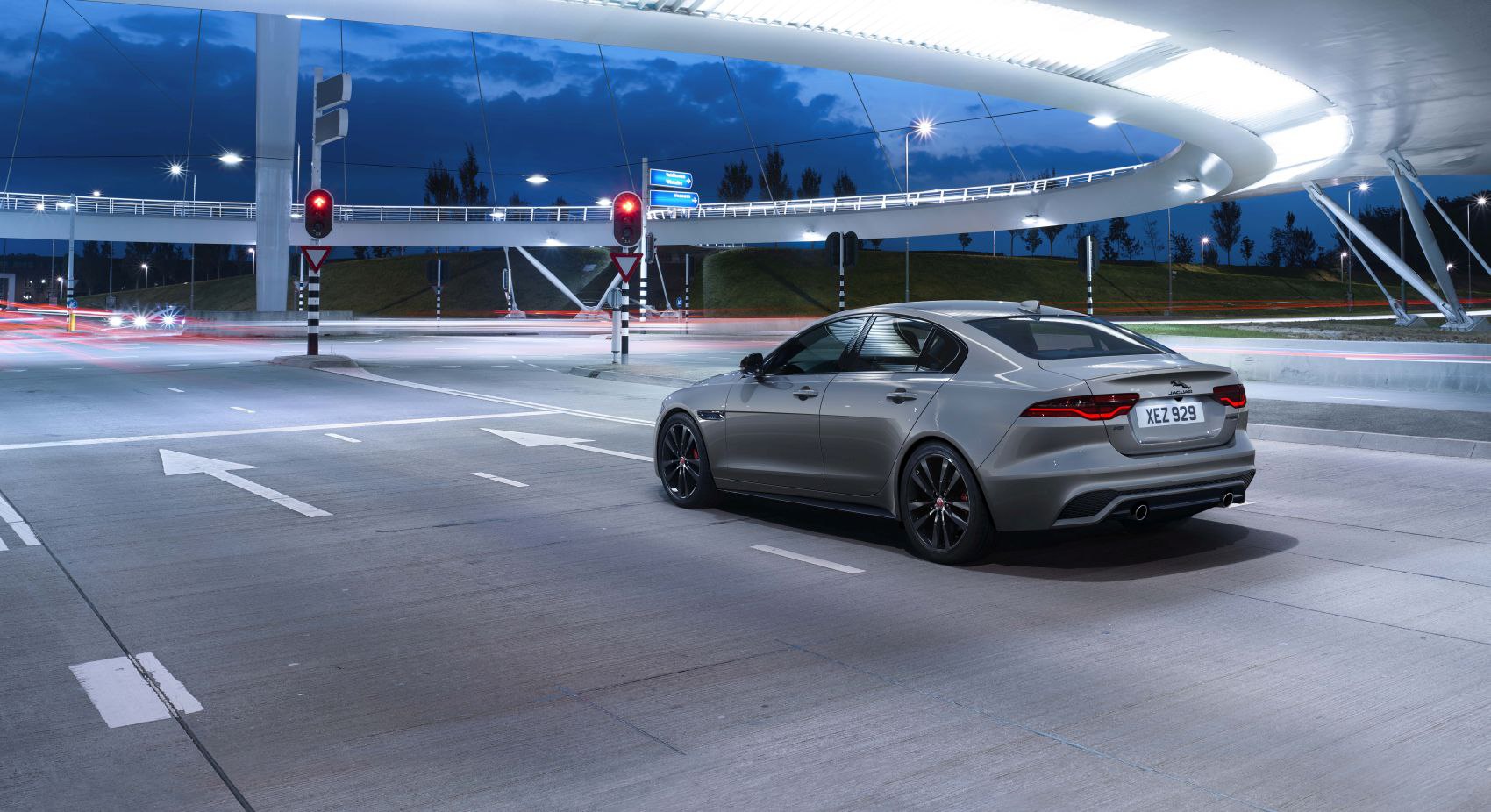 X760 Jaguar XE (X760, facelift 2020) 2.0i (300 Hp) AWD Automatic